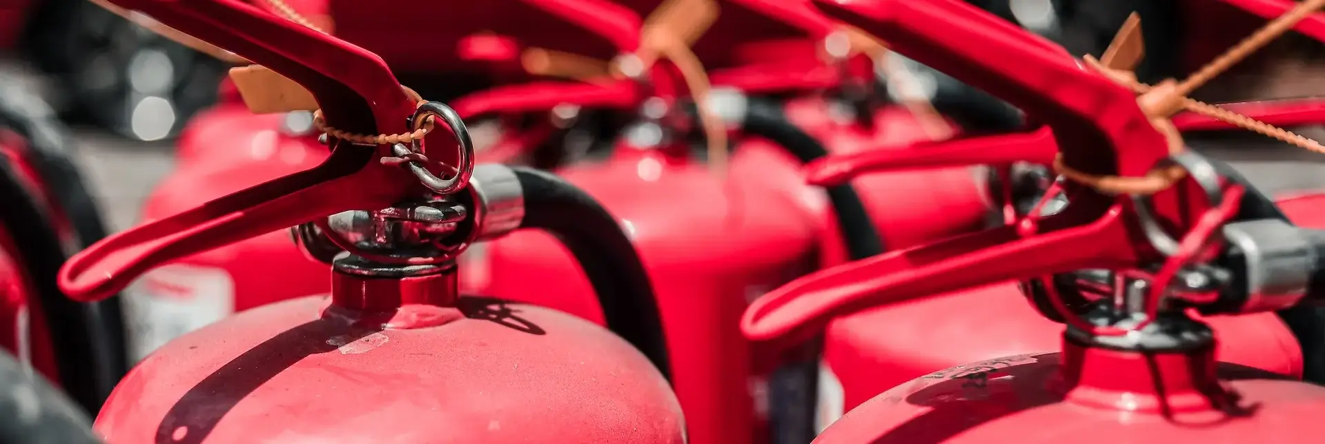 primo-piano-di-piu-estintori-antincendio-allineati